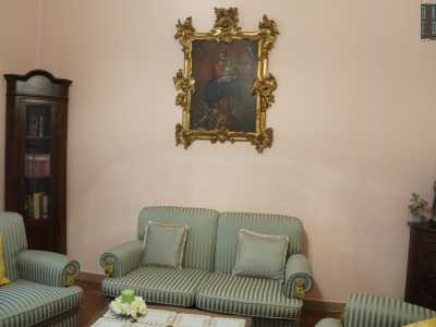 Perlustriamo l�edificio, composto da sei stanze,  tra cui lo studio della responsabile...
